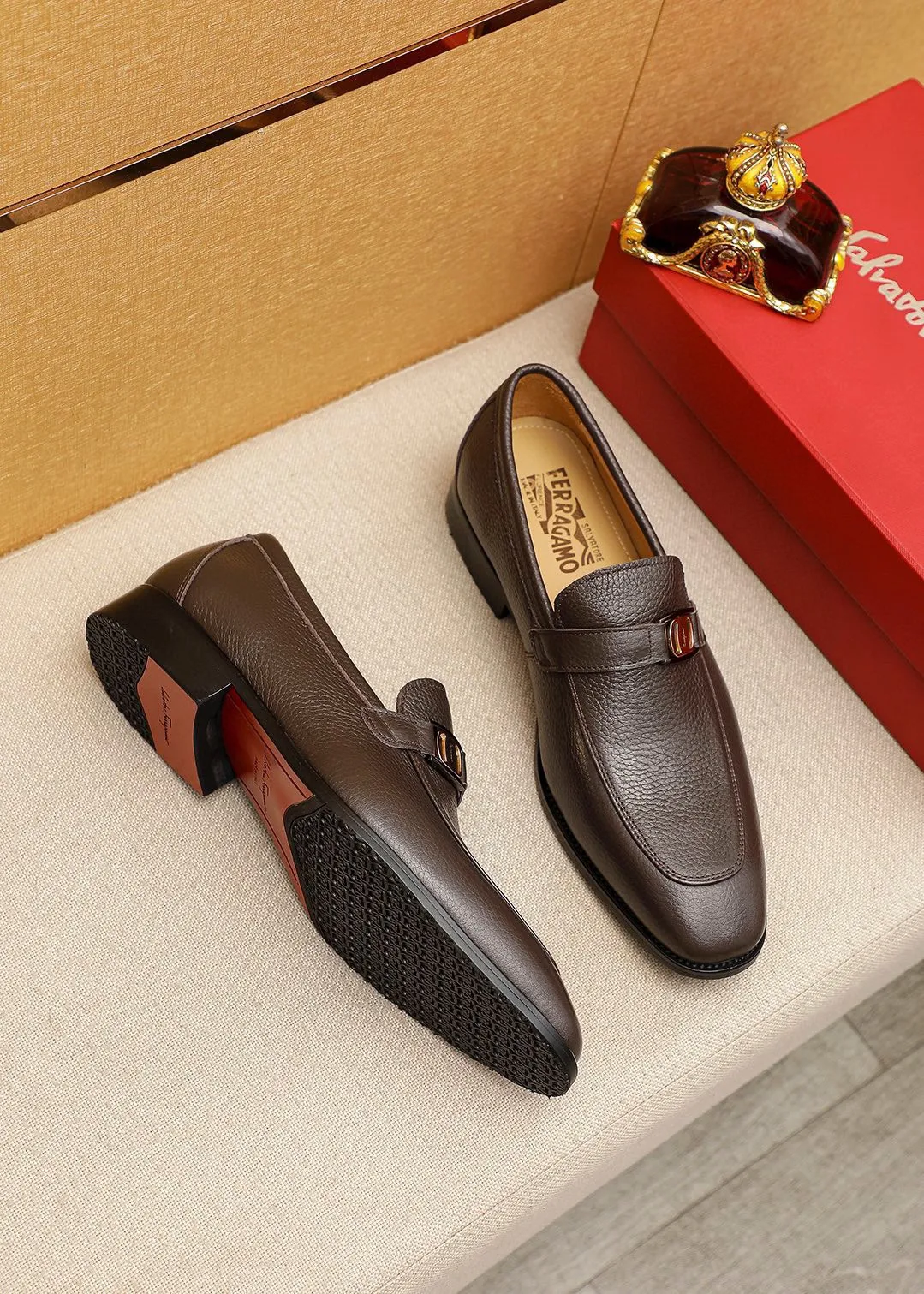 Men's shoes 💰460 💐 Product trademark: Ferragamo "Ferragamo" casual leather shoes Regular size: 38-44 (45.46🉑️customized) Product materials: Selected imported first-layer pebbled cowhide leather upper + luxury hardware buckle, imported water-dyed cowhide leather lining. Strong three-dimensional visual effect, original outsole color: 2 colors available